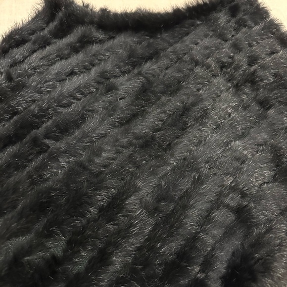 Acrobat Rabbit / Fur cape
One size 
Black - Picture 3 of 4